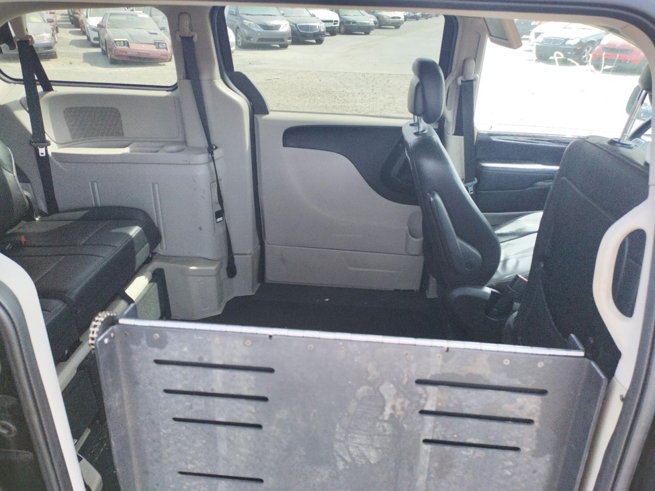 Photo 6 from auction – 2012 CHRYSLER TOWN & COU with VIN 2C4RC1BG3CR298133
