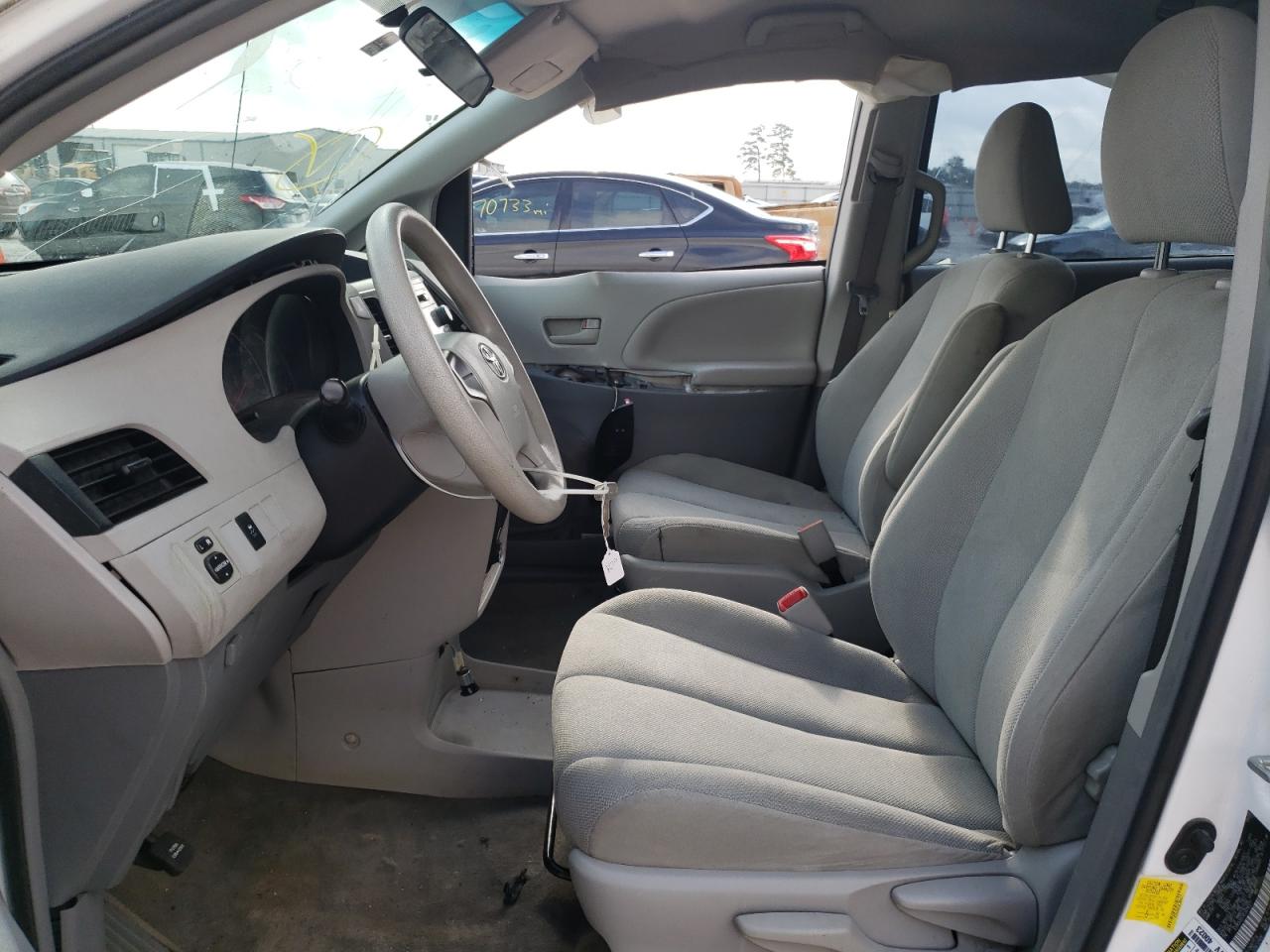 Photo 5 from auction – 2012 TOYOTA SIENNA BAS with VIN 5TDKA3DC9CS014377