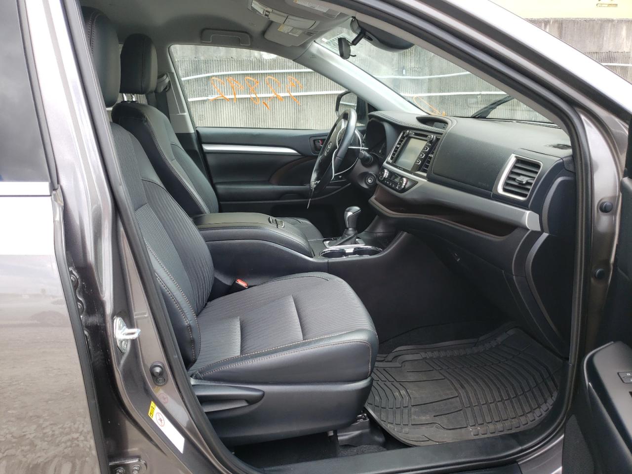 Photo 5 from auction – 2019 TOYOTA HIGHLANDER with VIN 5TDZZRFH5KS360802