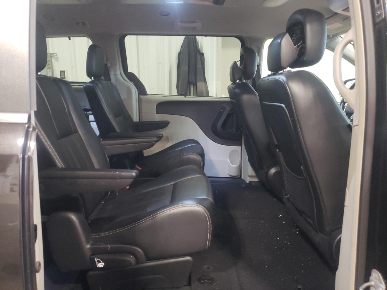 Photo 6 from auction – 2015 CHRYSLER TOWN & COU with VIN 2C4RC1BG2FR522058