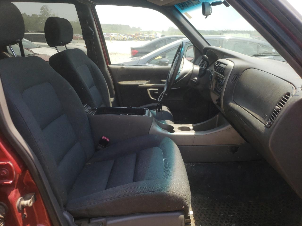 Photo 5 from auction – 2002 FORD EXPLORER S with VIN 1FMZU77E02UC24981