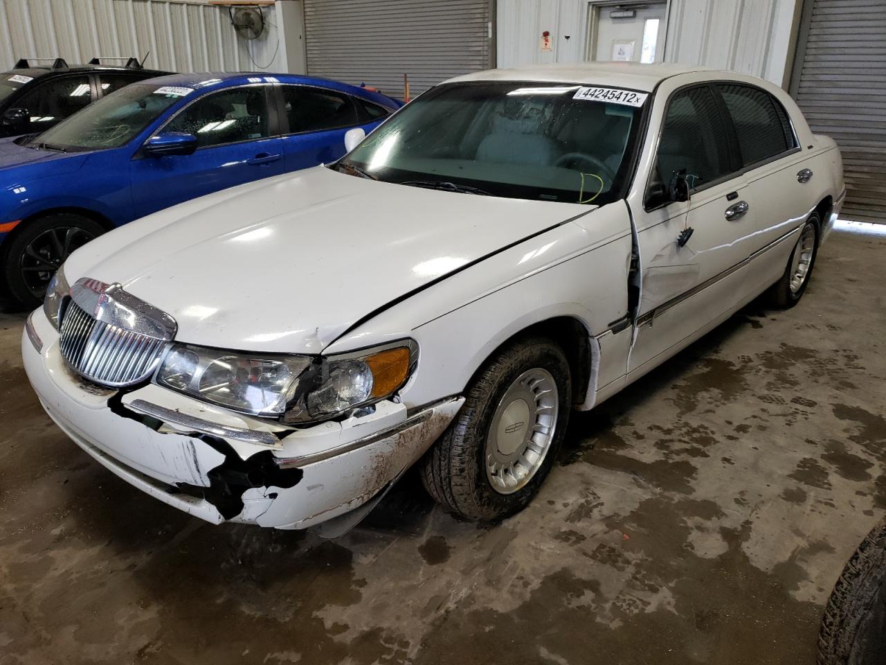 Photo 2 from auction – 2001 LINCOLN TOWN CAR E with VIN 1LNHM81W01Y692302