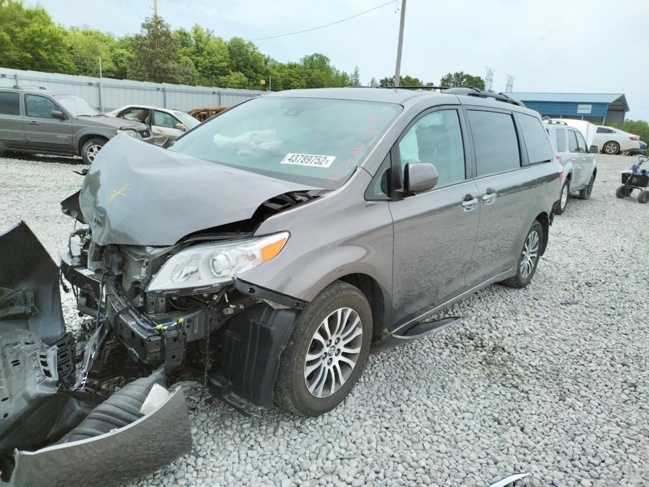 Photo 2 from auction – 2018 TOYOTA SIENNA XLE with VIN 5TDYZ3DC4JS915883