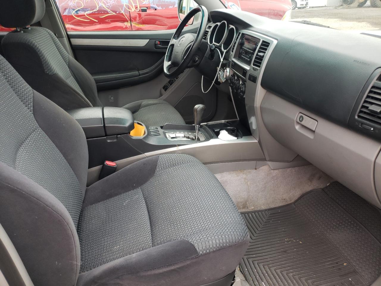 Photo 5 from auction – 2004 TOYOTA 4RUNNER SR with VIN JTEBT14R040036481