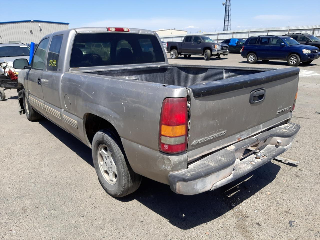 Photo 3 from auction – 2000 CHEVROLET SILVERADO with VIN 2GCEC19V0Y1232194