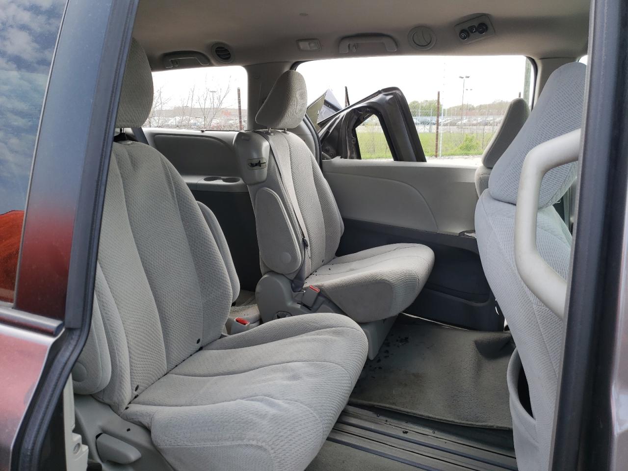 Photo 6 from auction – 2011 TOYOTA SIENNA LE with VIN 5TDKK3DC5BS168905