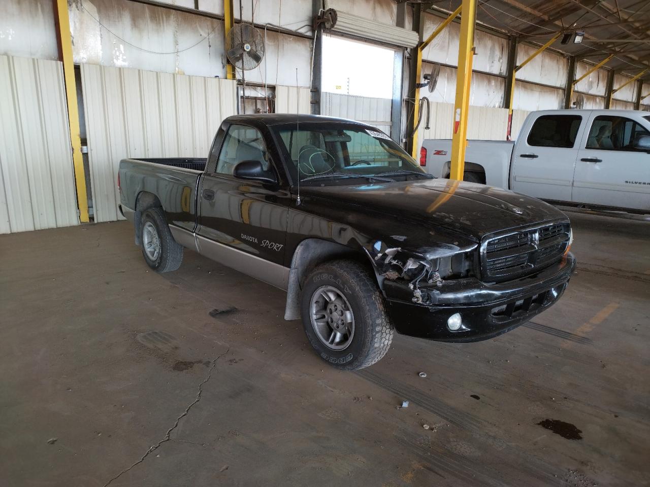 DODGE DAKOTA 2000 with VIN 1B7FL26X4YS716157 - Photo from auction