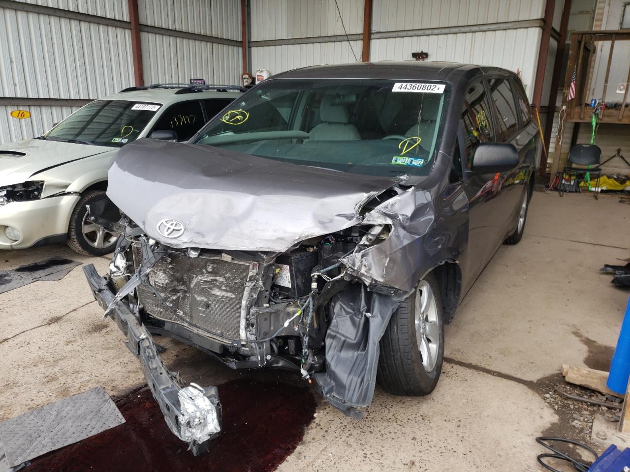 Photo 2 from auction – 2017 TOYOTA SIENNA with VIN 5TDZZ3DC5HS870838