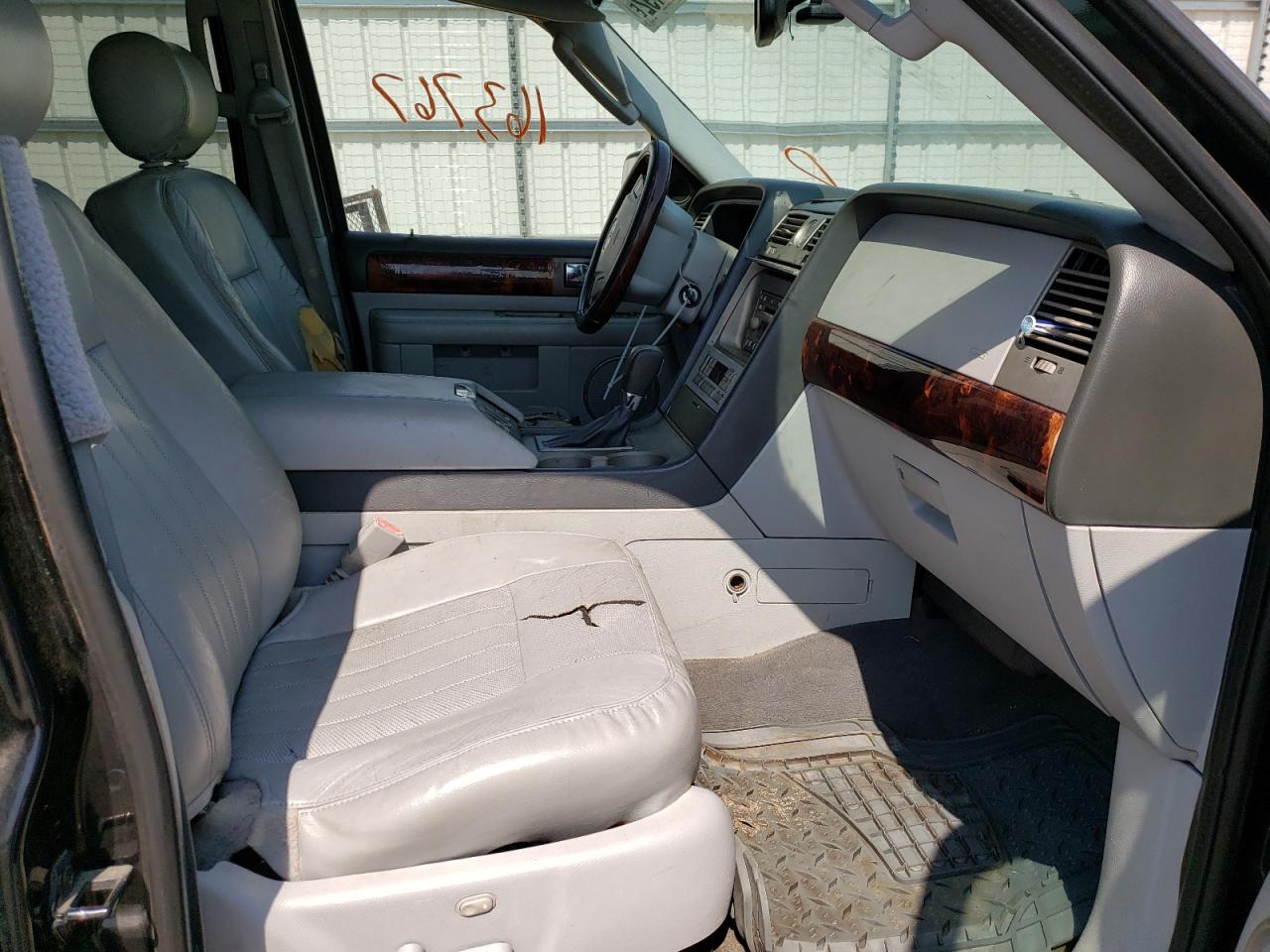 Photo 5 from auction – 2004 LINCOLN NAVIGATOR with VIN 5LMFU27R04LJ27407