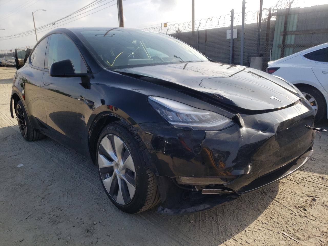 TESLA MODEL Y 2021 مع رقم تعريف المركبة 5YJYGDED5MF133281 - صورة من المزاد