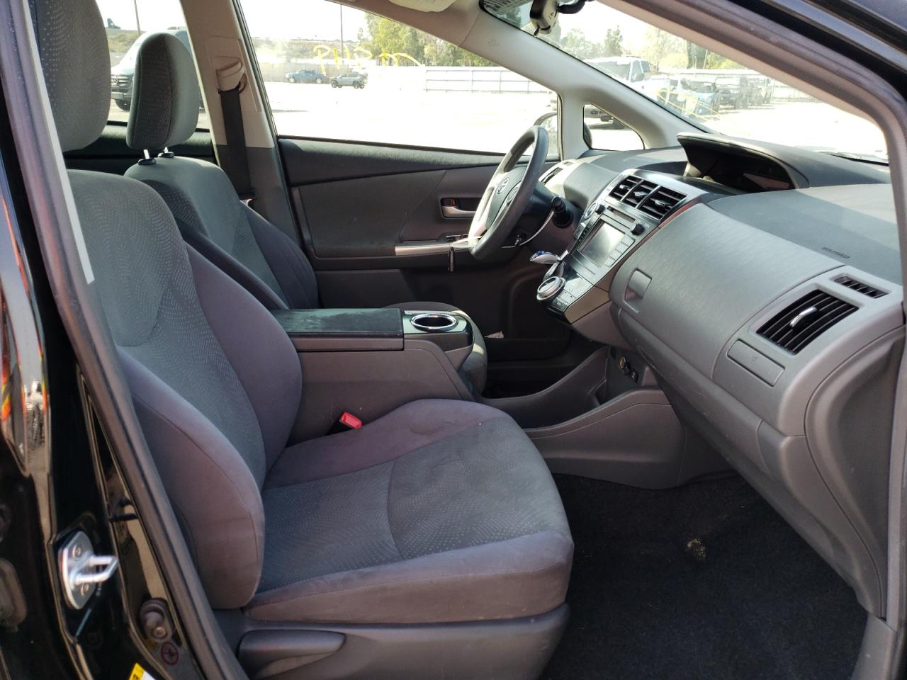 Photo 5 from auction – 2013 TOYOTA PRIUS V with VIN JTDZN3EU6D3281683