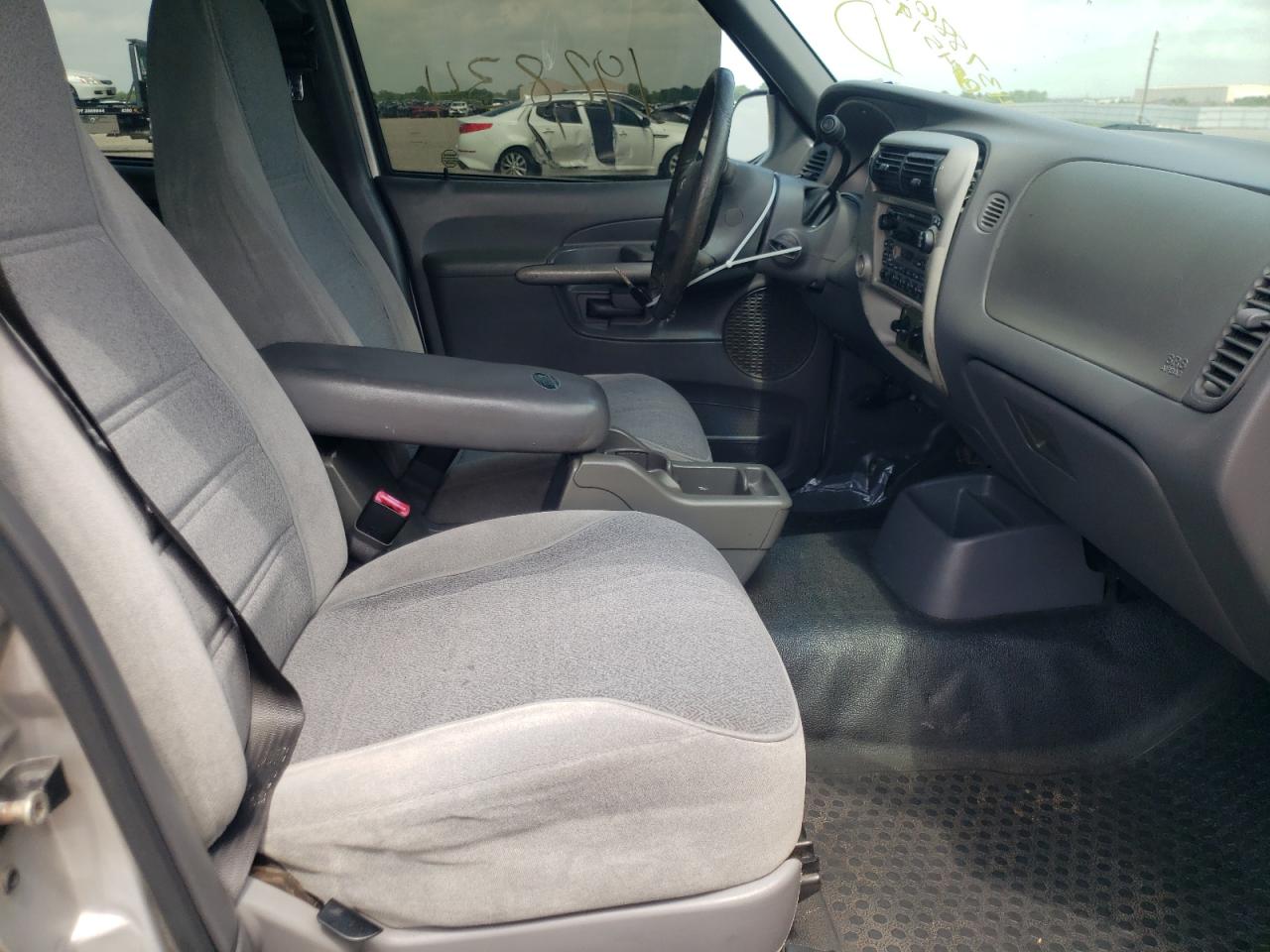 Photo 5 from auction – 2002 FORD EXPLORER S with VIN 1FMZU67E82UB45195