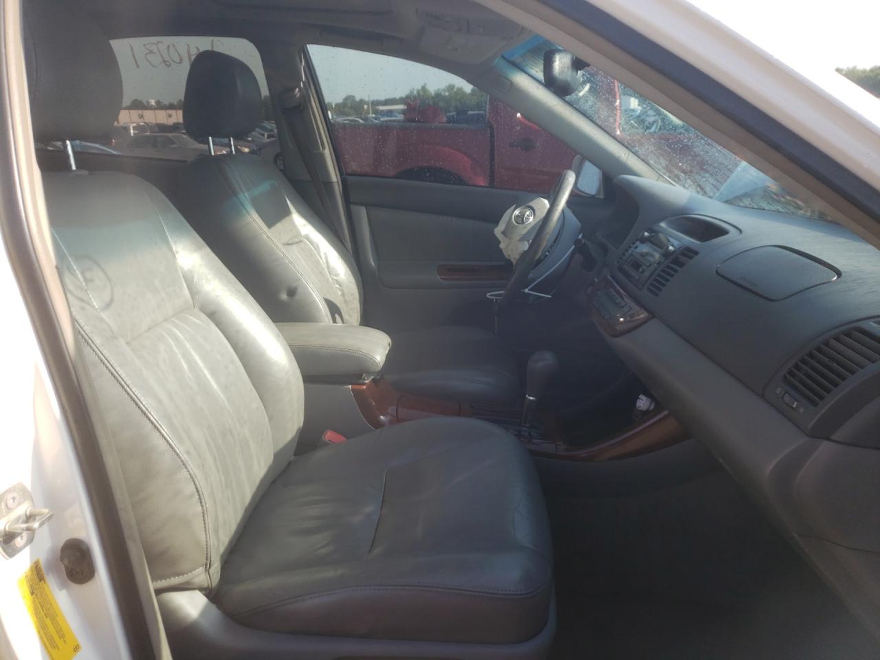 Photo 5 from auction – 2004 TOYOTA CAMRY LE with VIN 4T1BF30KX4U071016