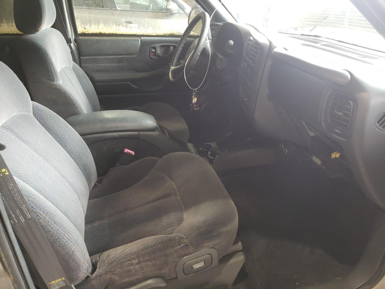 Photo 5 from auction – 2001 CHEVROLET BLAZER with VIN 1GNDT13W61K189717
