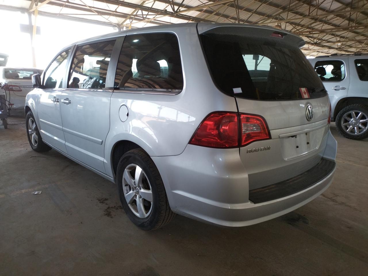 Photo 3 from auction – 2010 VOLKSWAGEN ROUTAN SE with VIN 2V4RW3D19AR294635