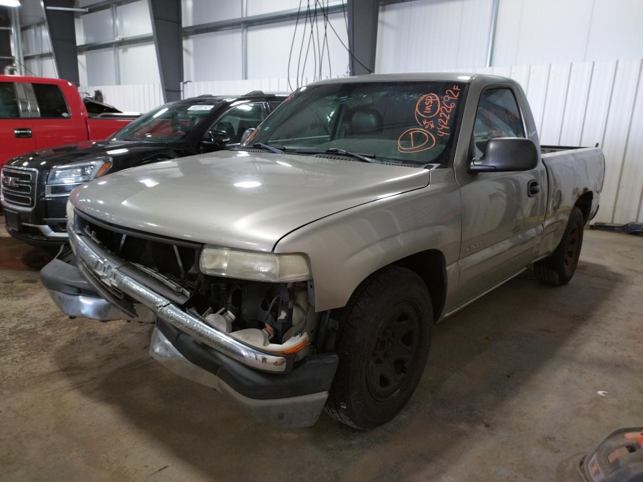 Photo 2 from auction – 2000 CHEVROLET SILVERADO with VIN 1GCEC14W3YZ141542