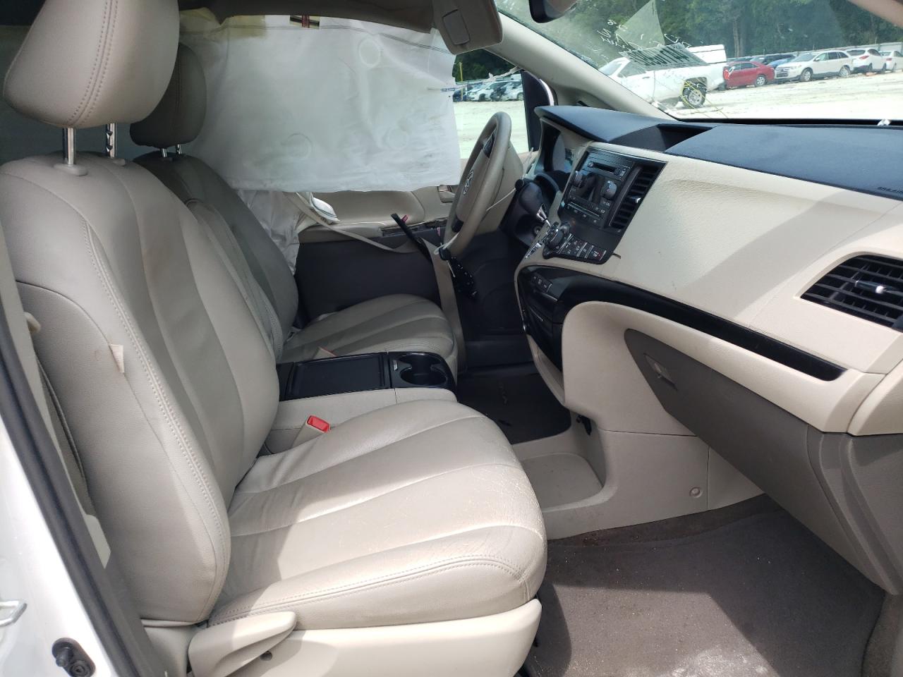 Photo 5 from auction – 2013 TOYOTA SIENNA LE with VIN 5TDKK3DC6DS329734