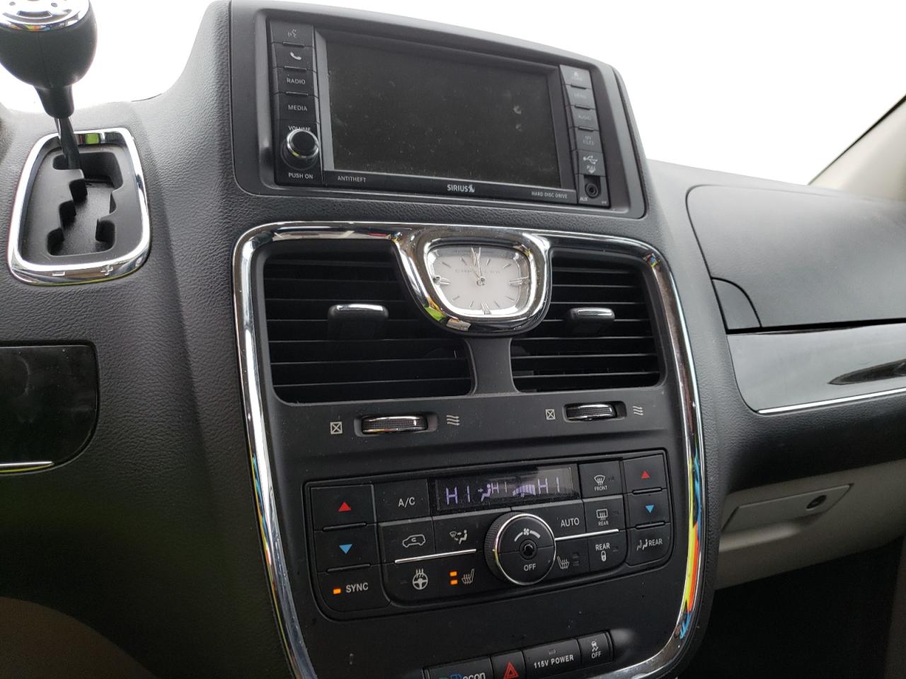 Photo 9 from auction – 2016 CHRYSLER TOWN & COU with VIN 2C4RC1CG6GR303930