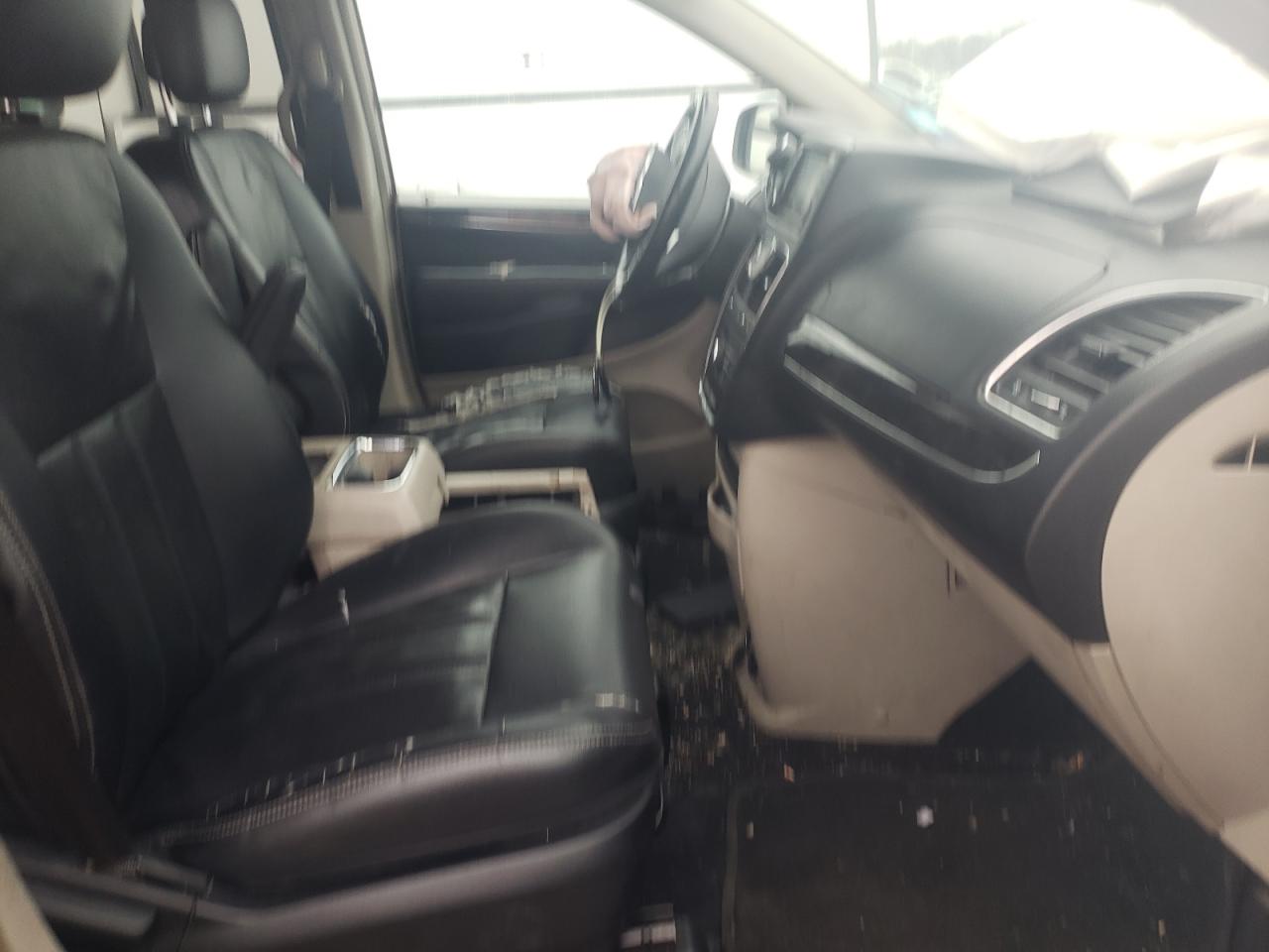 Photo 5 from auction – 2013 CHRYSLER TOWN & COU with VIN 2C4RC1BG4DR742217