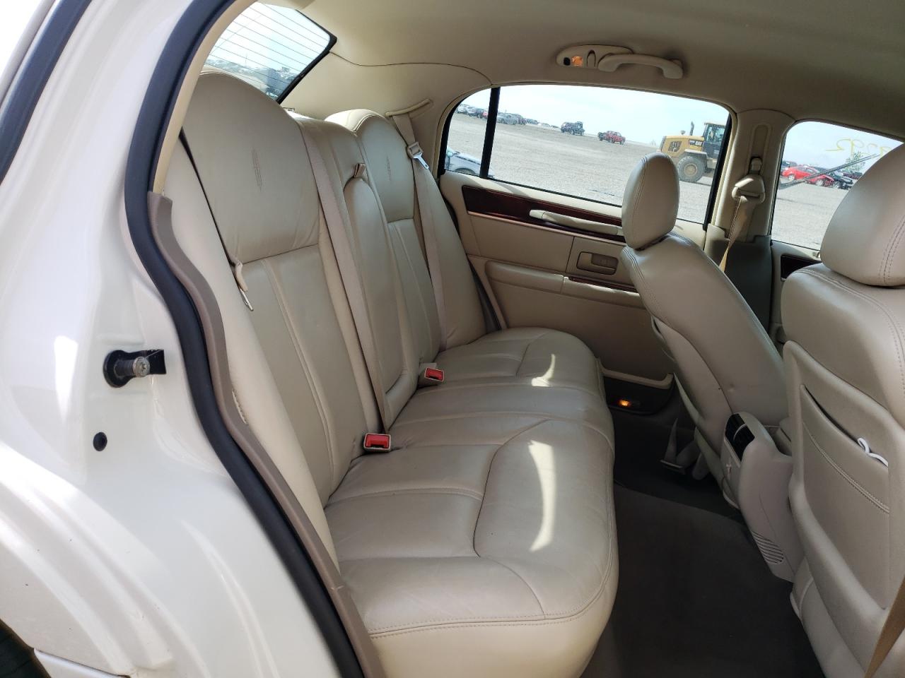 Photo 6 from auction – 2004 LINCOLN TOWN CAR U with VIN 1LNHM83W04Y661889