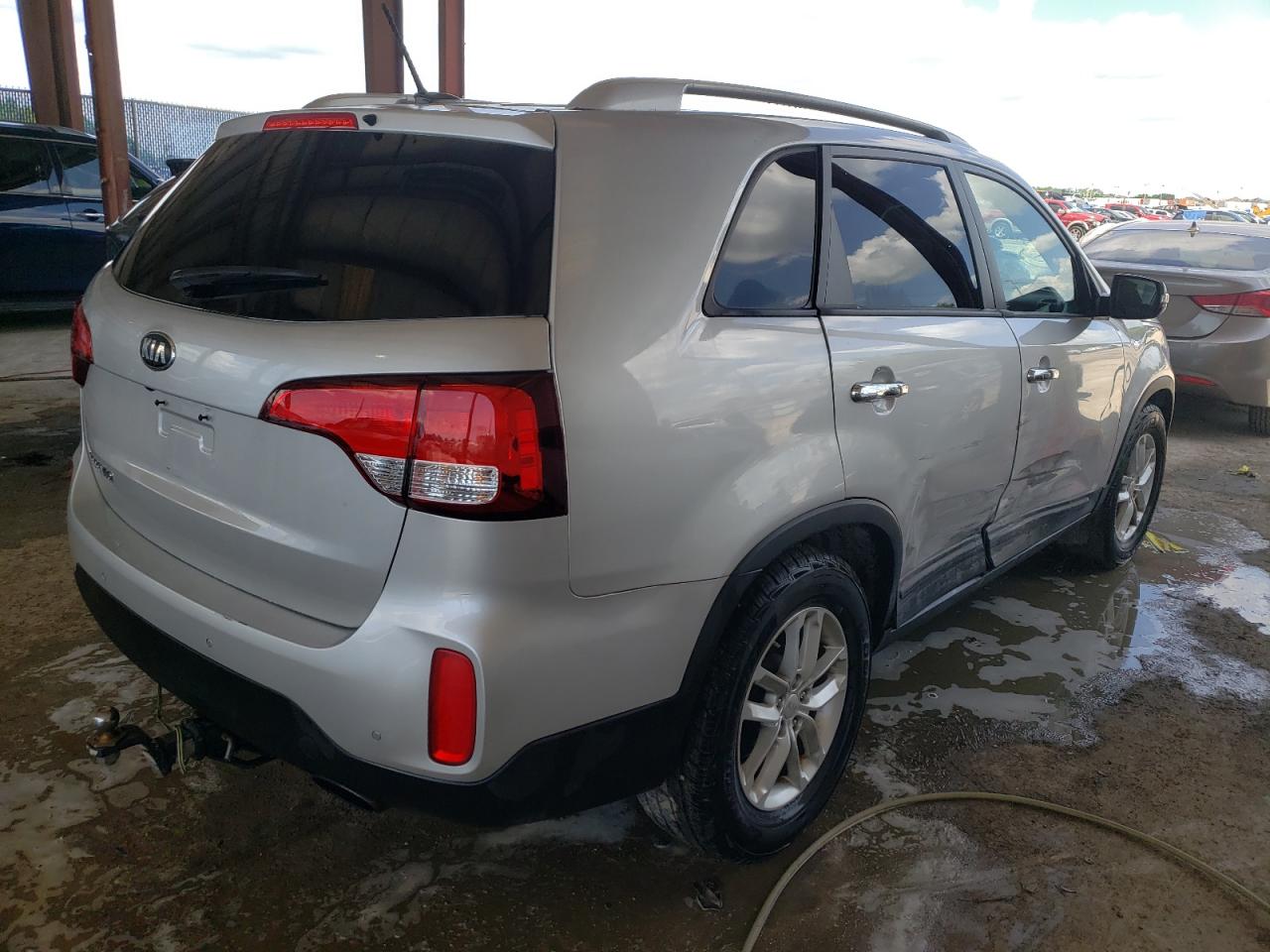 Photo 4 from auction – 2014 KIA SORENTO LX with VIN 5XYKT3A66EG504929