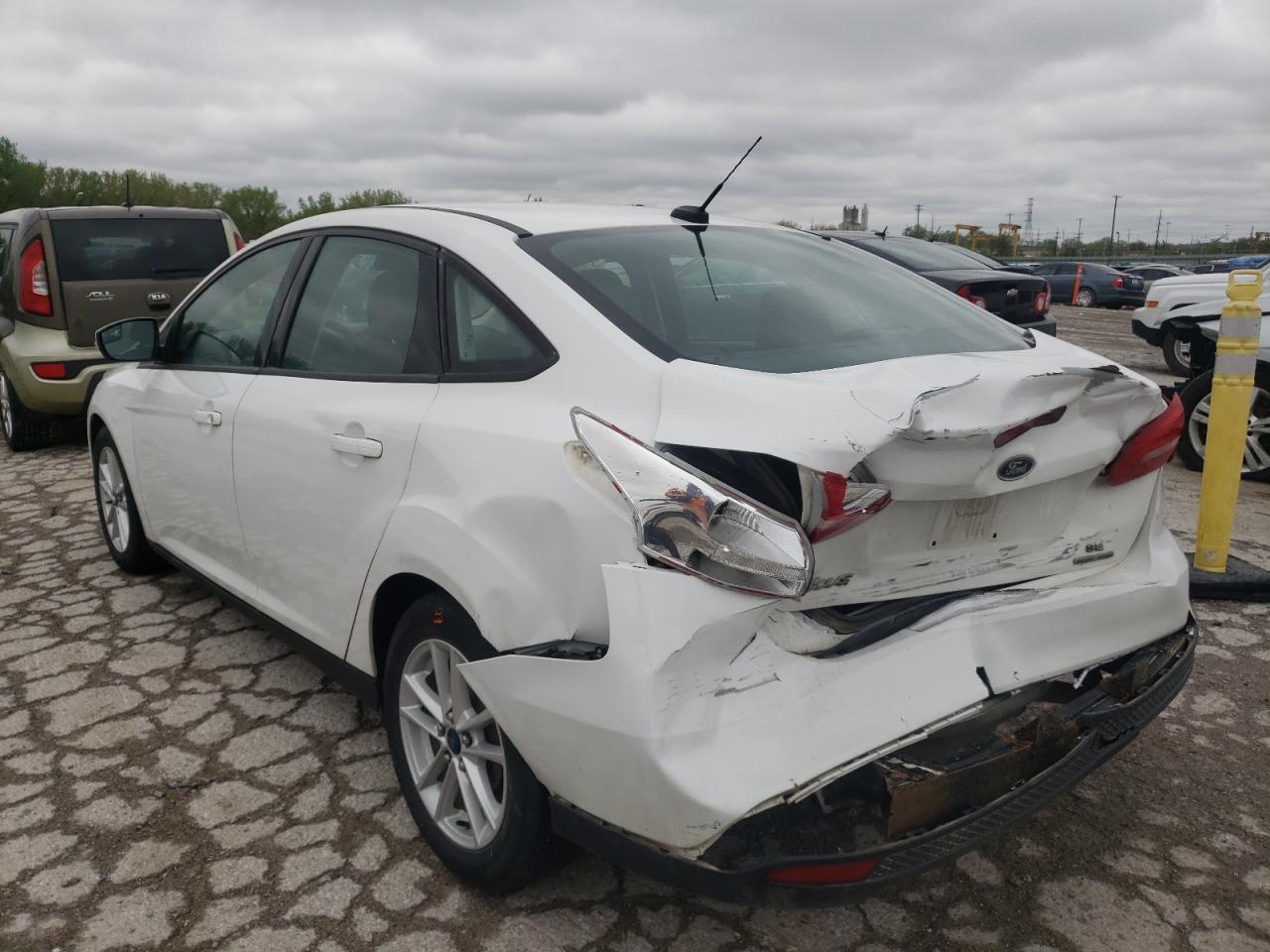 Photo 3 from auction – 2015 FORD FOCUS SE with VIN 1FADP3F28FL250154