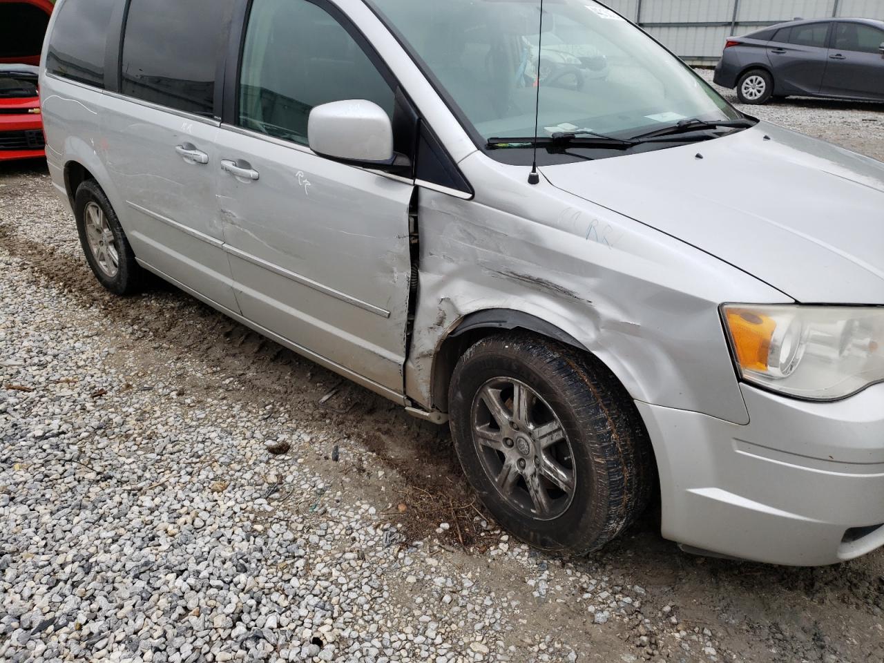 Photo 9 from auction – 2010 CHRYSLER TOWN & COU with VIN 2A4RR5D1XAR235827