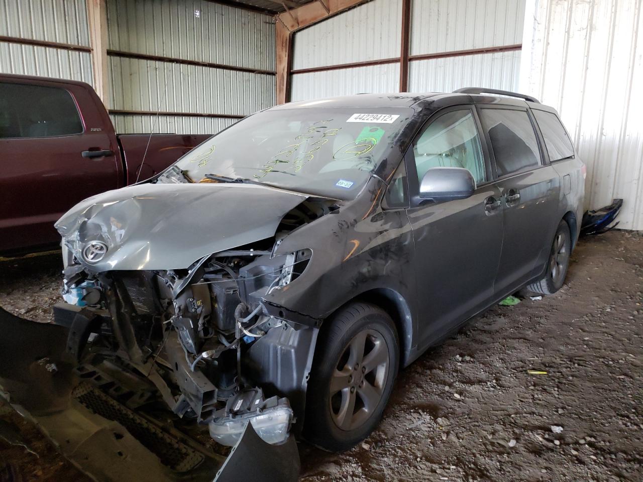 Photo 2 from auction – 2012 TOYOTA SIENNA with VIN 5TDKK3DC2CS256392