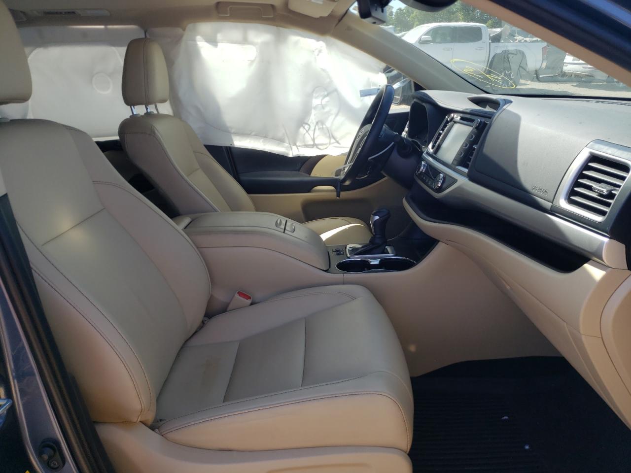 Photo 5 from auction – 2019 TOYOTA HIGHLANDER with VIN 5TDJGRFH8KS066992