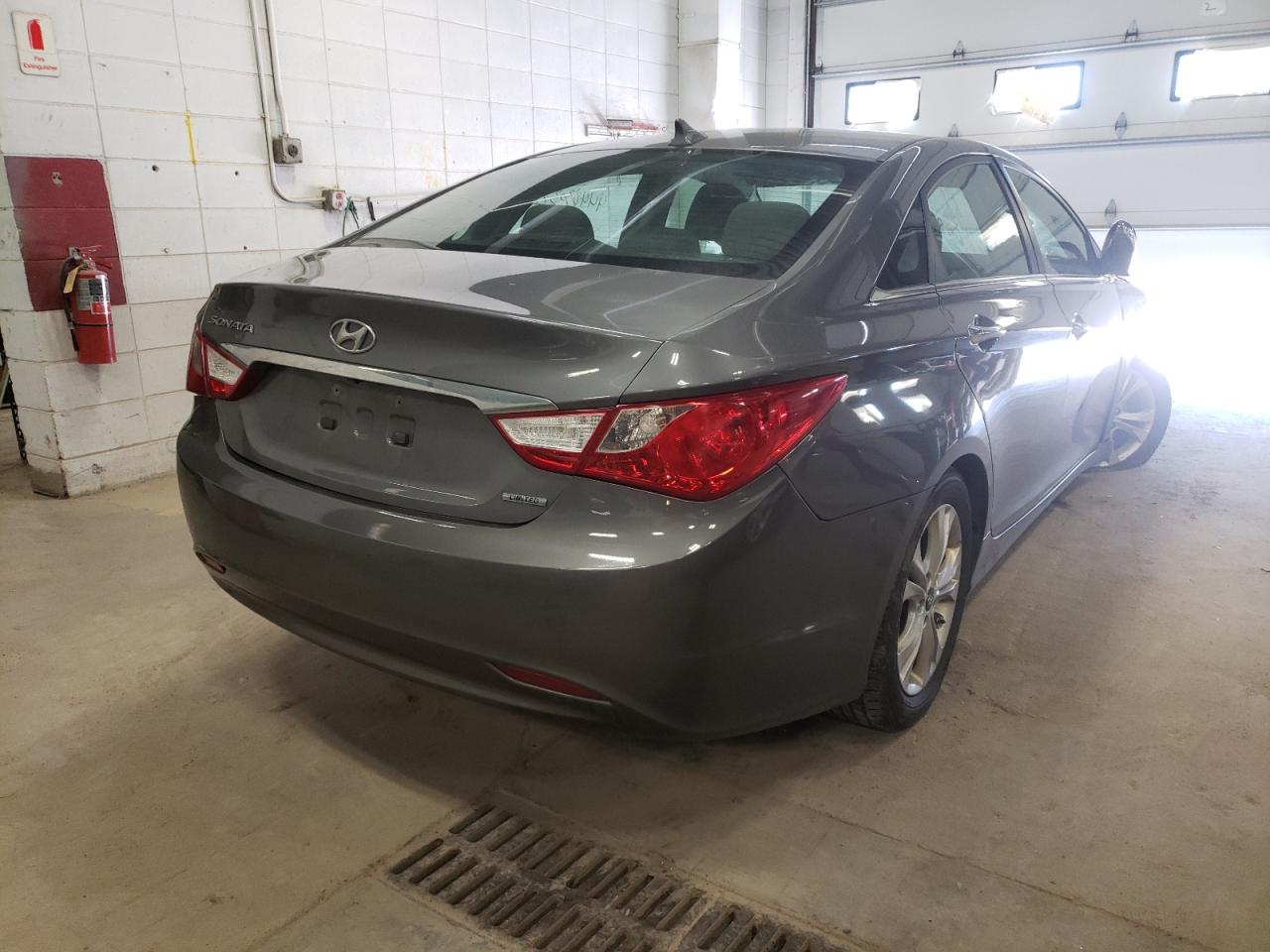 Photo 4 from auction – 2011 HYUNDAI SONATA SE with VIN 5NPEC4AC4BH196527