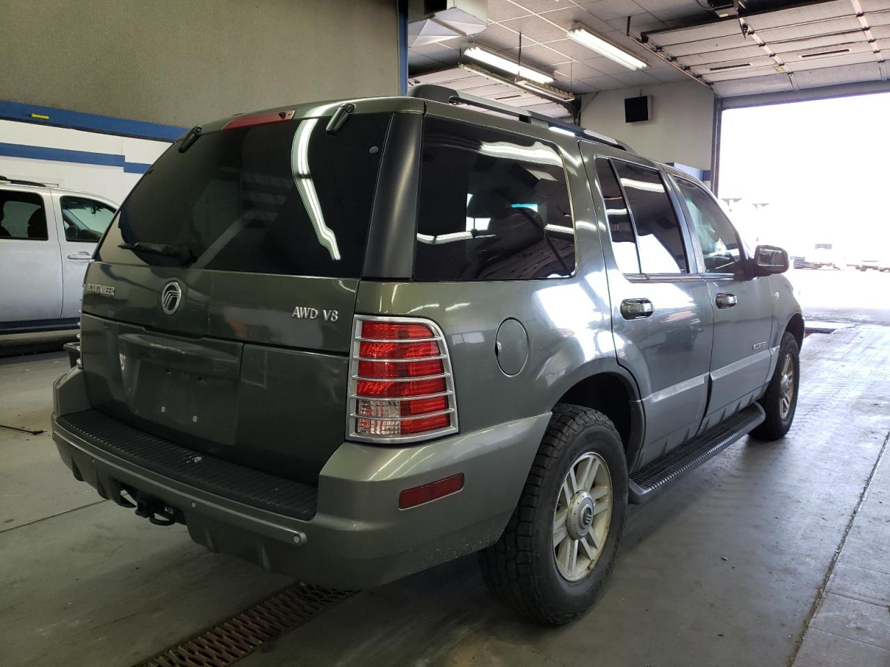 Photo 4 from auction – 2002 MERCURY MOUNTAINEE with VIN 4M2ZU86W82ZJ13516