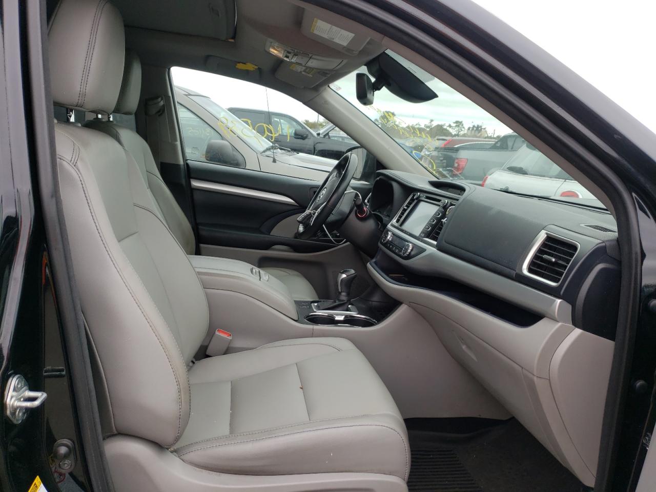Photo 19 from auction – 2017 TOYOTA HIGHLANDER with VIN 5TDJGRFH0HS034904