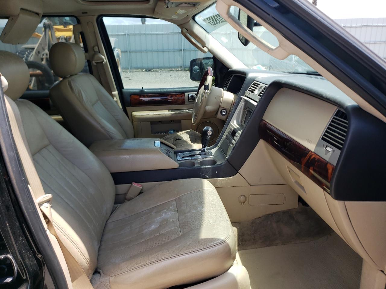 Photo 5 from auction – 2005 LINCOLN NAVIGATOR with VIN 5LMFU27565LJ01909