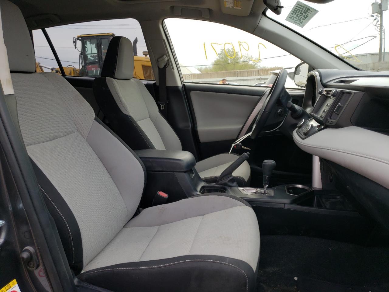 Photo 5 from auction – 2017 TOYOTA RAV4 XLE with VIN JTMRFREV2HD204916