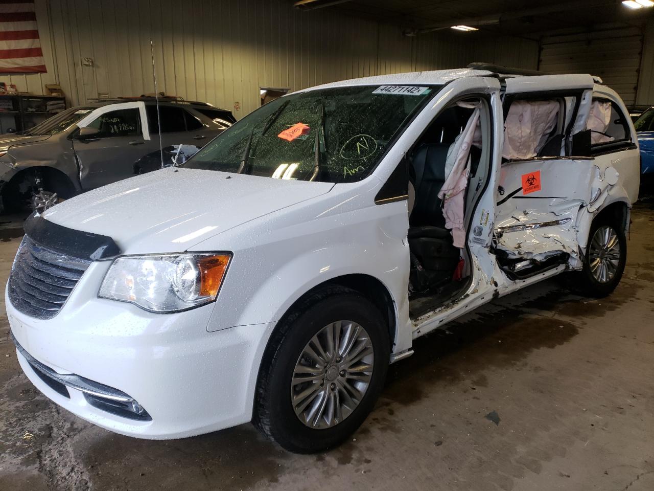 Photo 2 from auction – 2015 CHRYSLER TOWN & COU with VIN 2C4RC1CG3FR521838