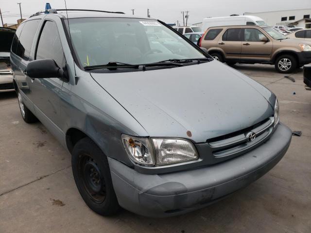 TOYOTA SIENNA LE 2000 with VIN 4T3ZF13C5YU255560 - Photo from auction