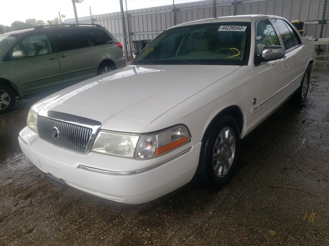 Photo 2 from auction – 2005 MERCURY GRAND MARQ with VIN 2MEFM75W45X653636