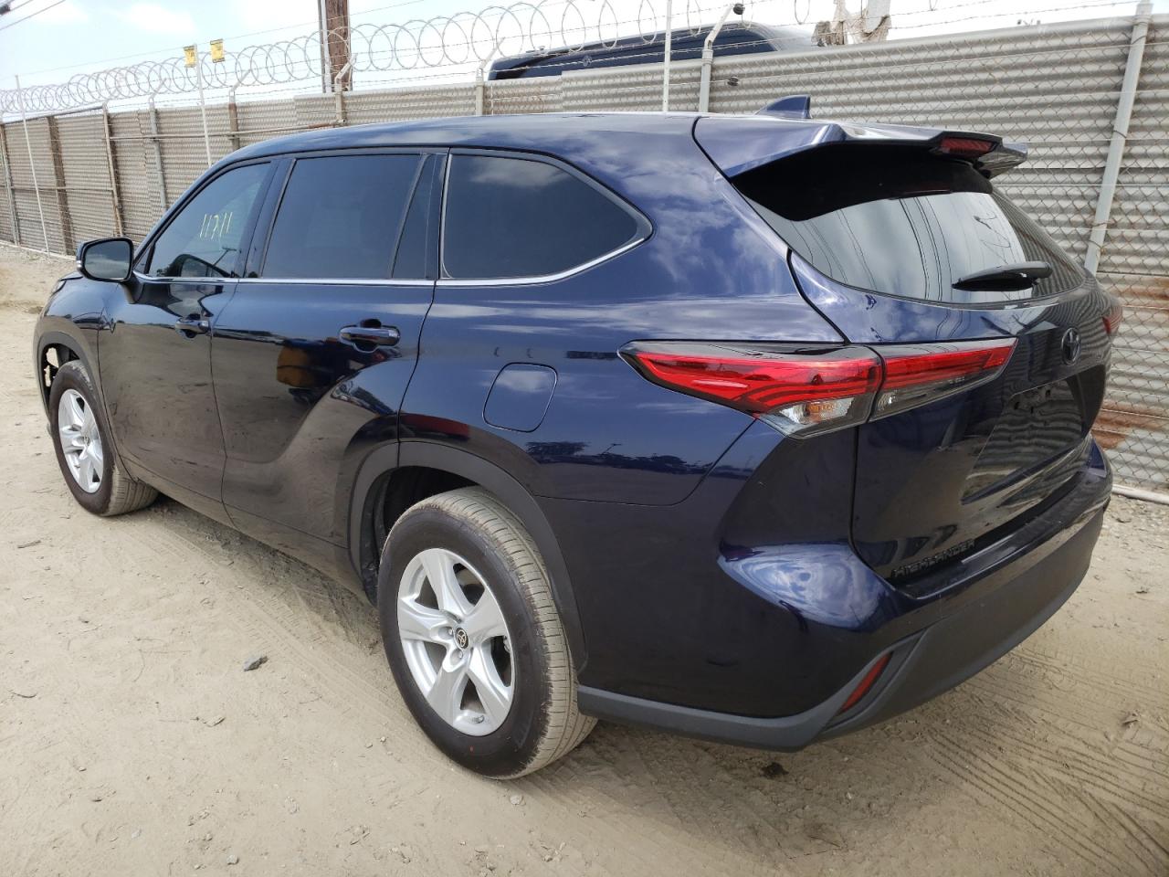 Photo 3 from auction – 2021 TOYOTA HIGHLANDER with VIN 5TDZZRAH6MS047428