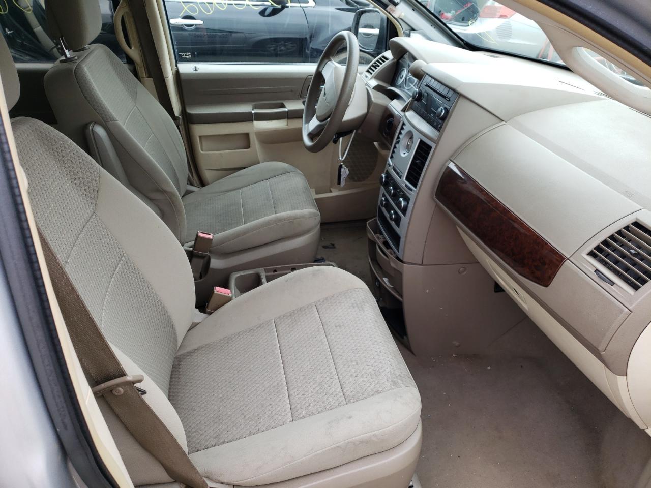 Photo 5 from auction – 2010 CHRYSLER TOWN & COU with VIN 2A4RR4DE3AR304855