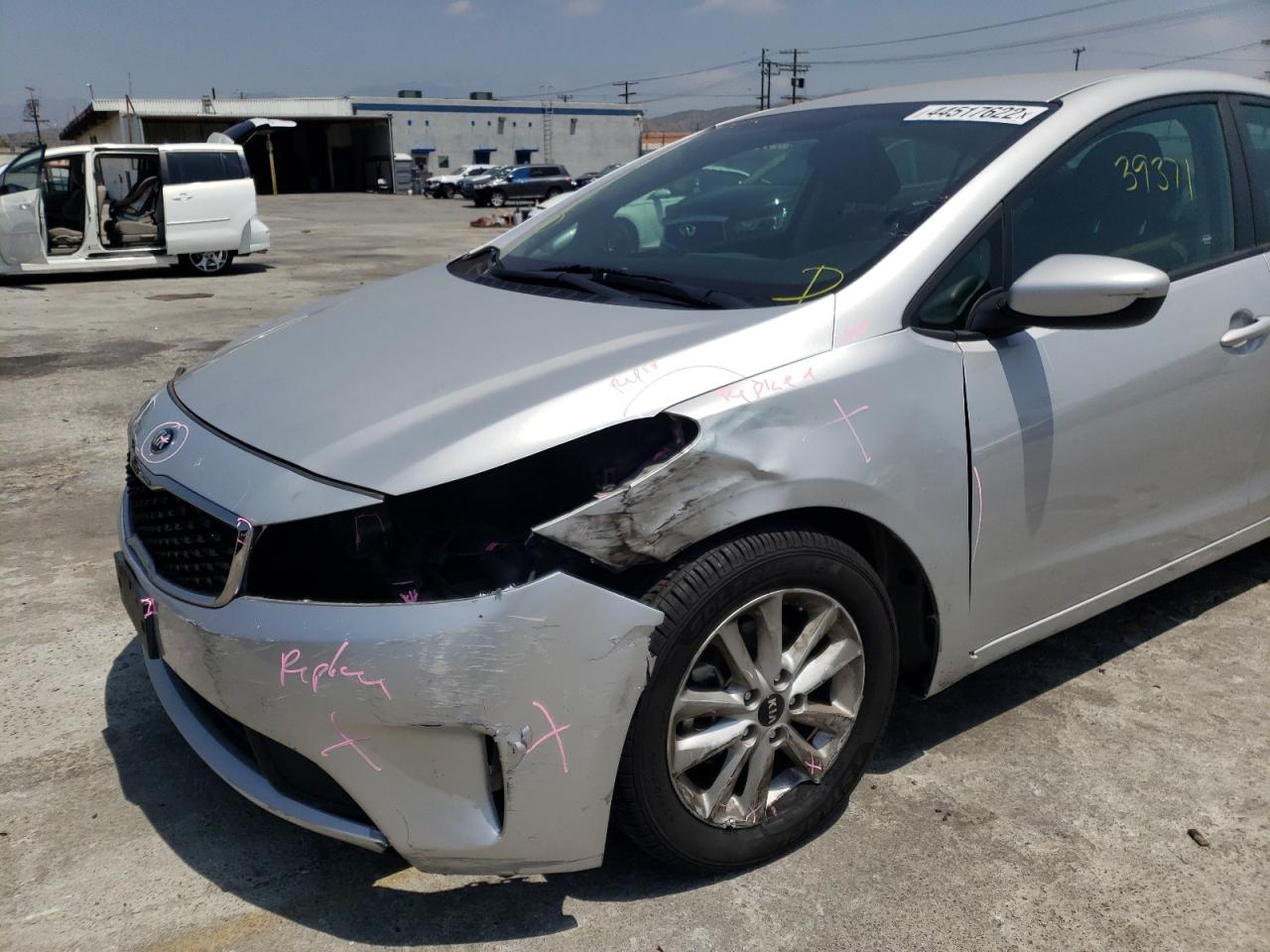 Photo 9 from auction – 2017 KIA FORTE LX with VIN 3KPFL4A78HE149831