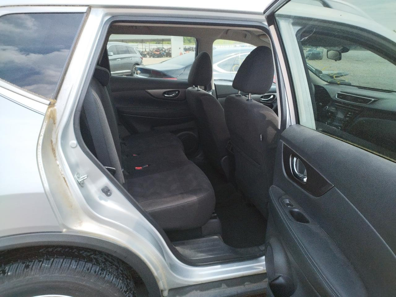 Photo 6 from auction – 2015 NISSAN ROGUE S with VIN KNMAT2MV7FP570302