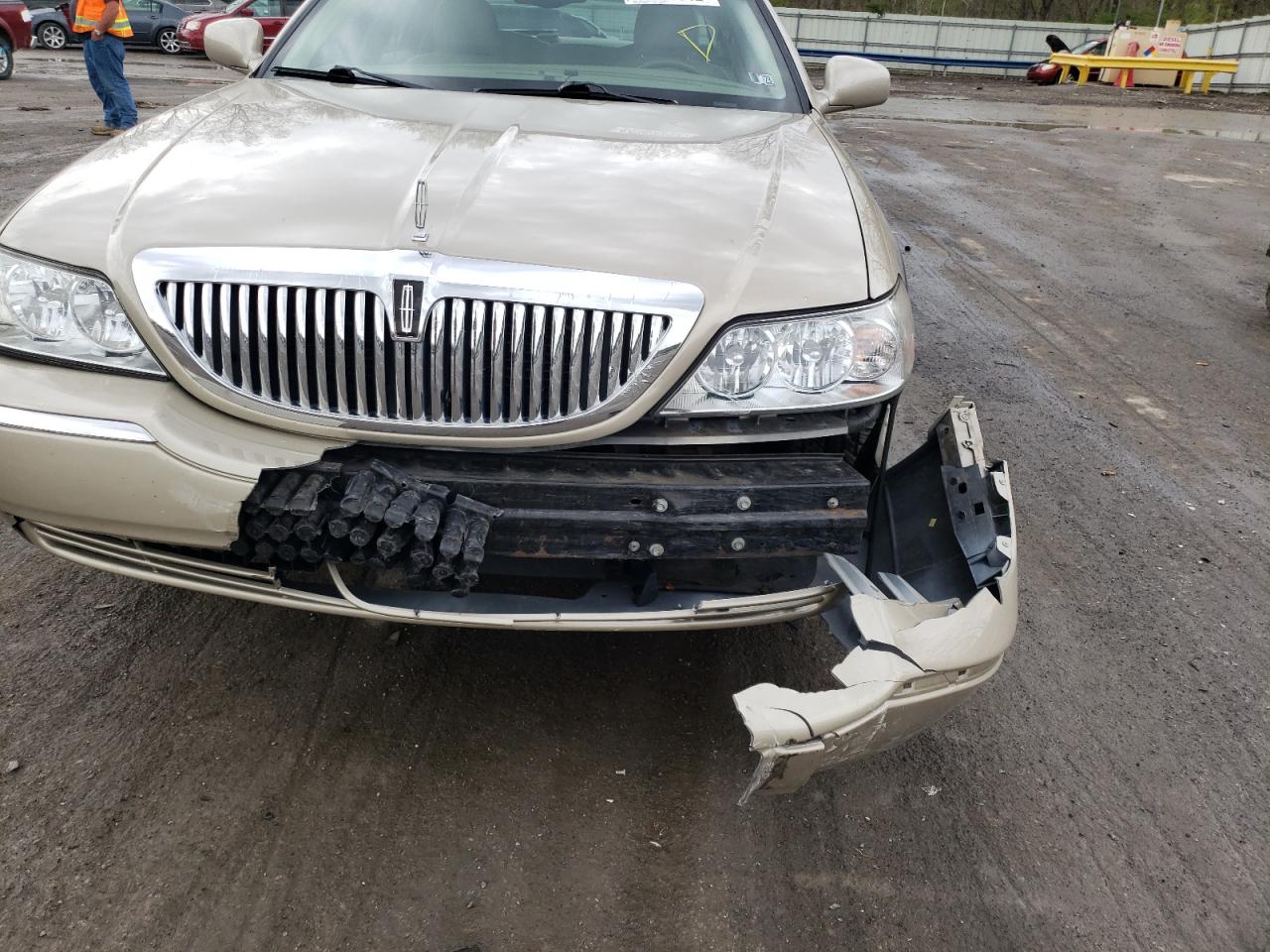 Photo 9 from auction – 2005 LINCOLN TOWN CAR S with VIN 1LNHM81W95Y620522