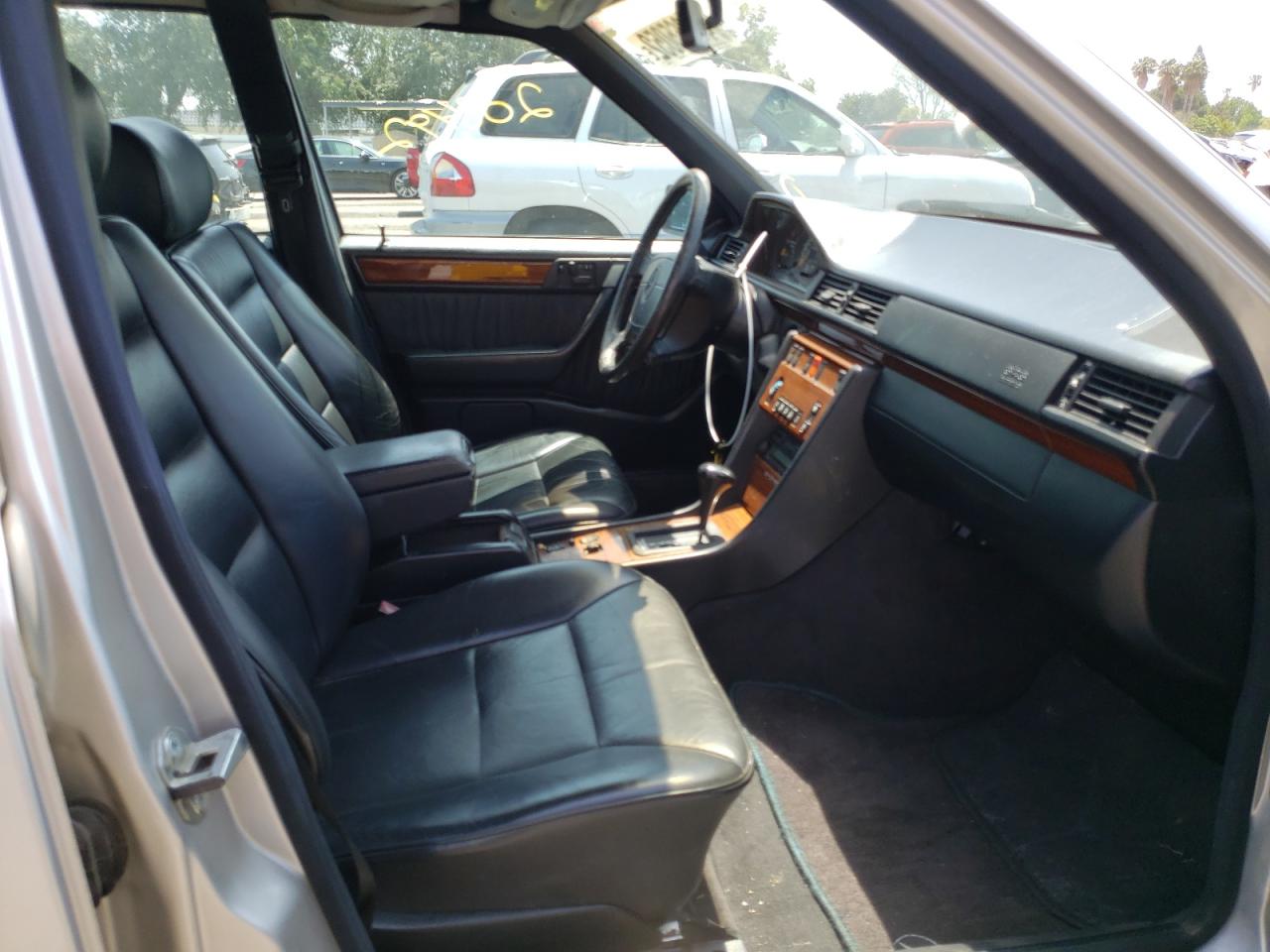 Photo 5 from auction – 1995 MERCEDES-BENZ E 320 BASE with VIN WDBEA32E8SC223822