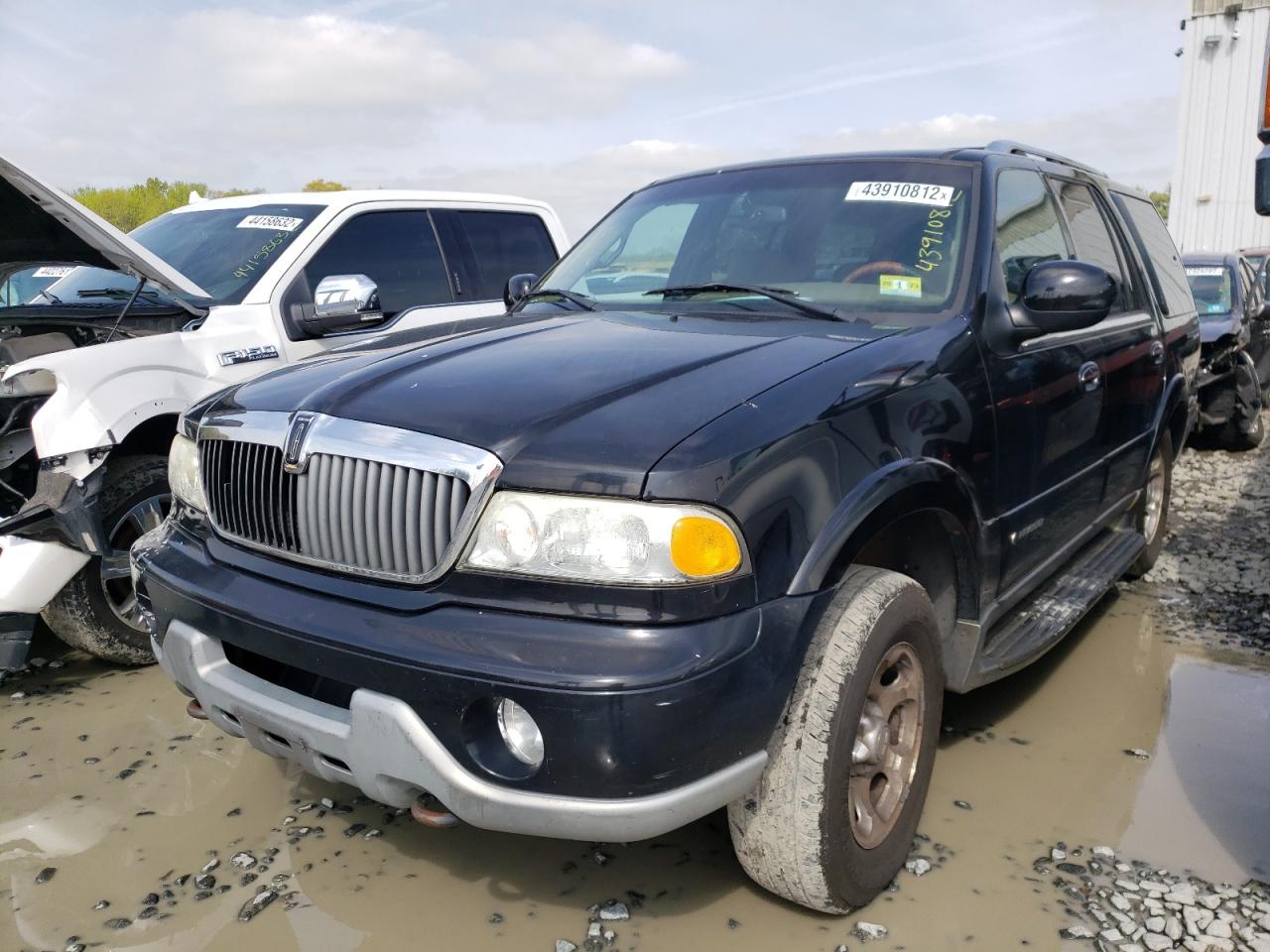Photo 2 from auction – 2002 LINCOLN NAVIGATOR with VIN 5LMFU28R72LJ04444