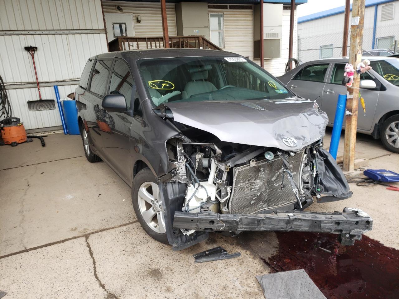 TOYOTA SIENNA 2017 with VIN 5TDZZ3DC5HS870838 - Photo from auction