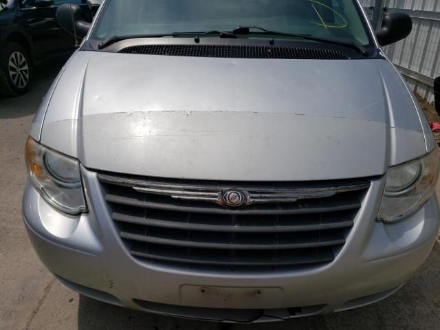 Photo 9 from auction – 2005 CHRYSLER TOWN & COU with VIN 2C4GP44R55R214103