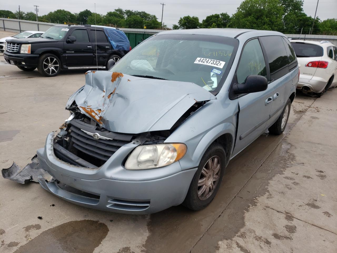 Photo 2 from auction – 2006 CHRYSLER TOWN & COU with VIN 1A4GP45R76B671326