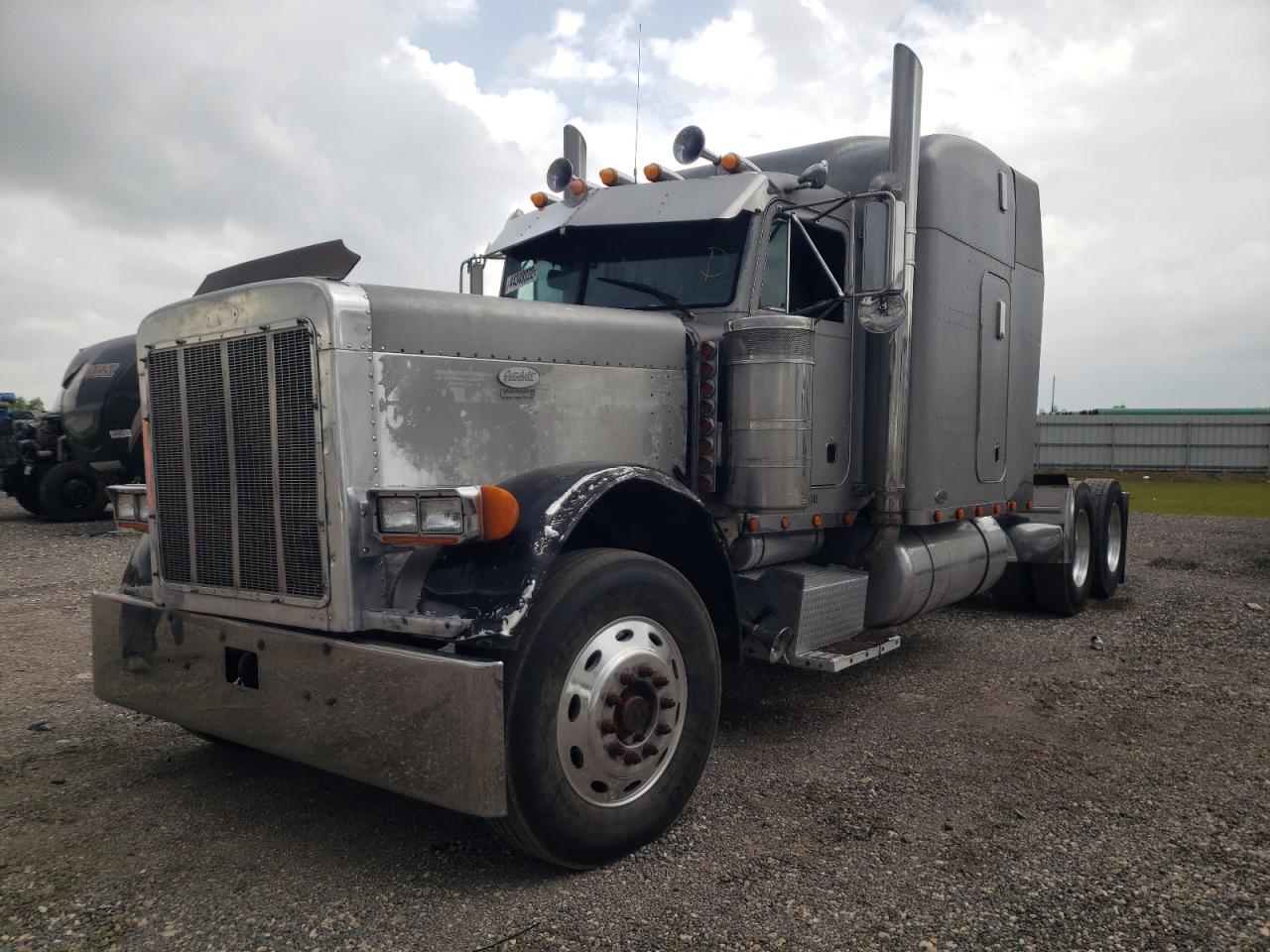 Photo 2 from auction – 1996 PETERBILT 379 with VIN 1XP5DB8X1TD396748