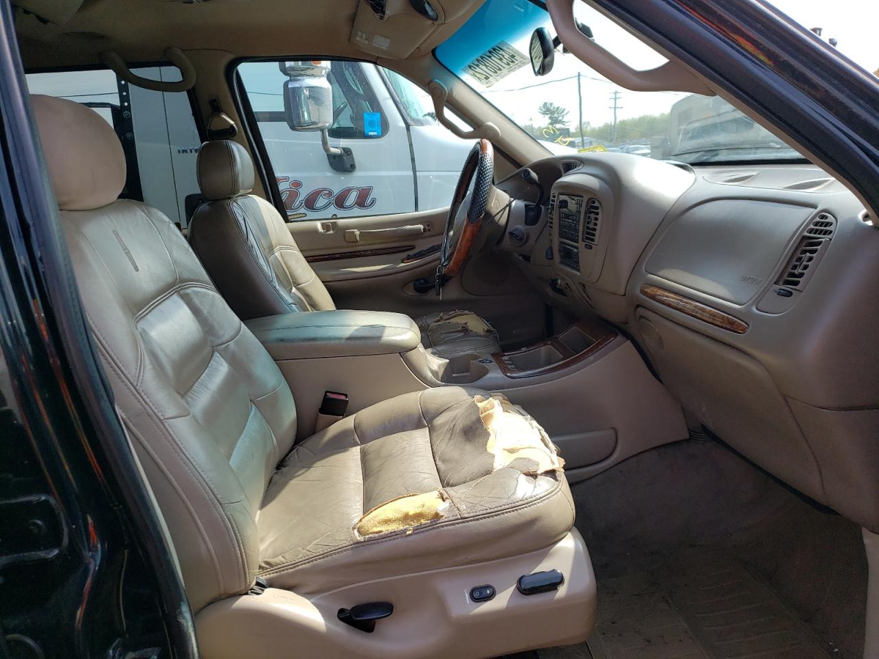 Foto 5 de la subasta – 2002 LINCOLN NAVIGATOR con VIN 5LMFU28R72LJ04444