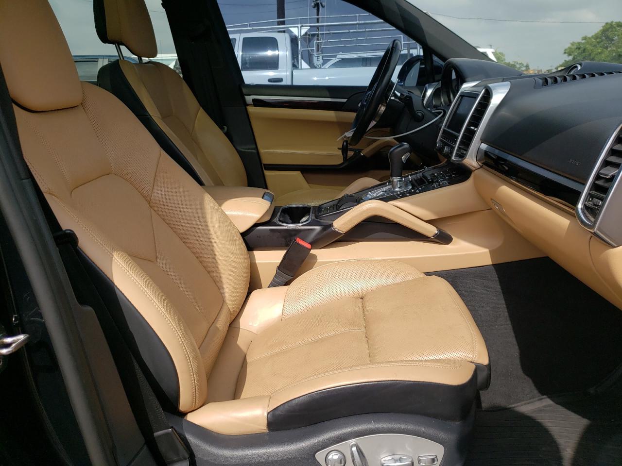 Photo 5 from auction – 2016 PORSCHE CAYENNE S with VIN WP1AB2A29GLA93893